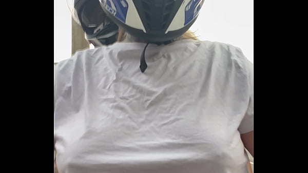 Download Video - Motogirl mulher da 99 pega passageiro Homem e pede pra ele co&ccedil;ar os bico dos seus peitos enquanto pilota &excl; Ele fica com pau duro encima da moto e goza nela toda &excl;