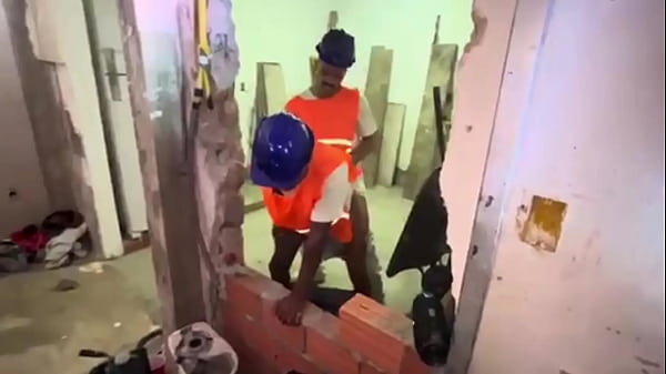 O engenheiro me d&aacute; uma foda no canteiro de obras.
