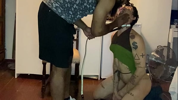 CADELINHA SUBMISSA SABOREANDO OS PES DO DONO