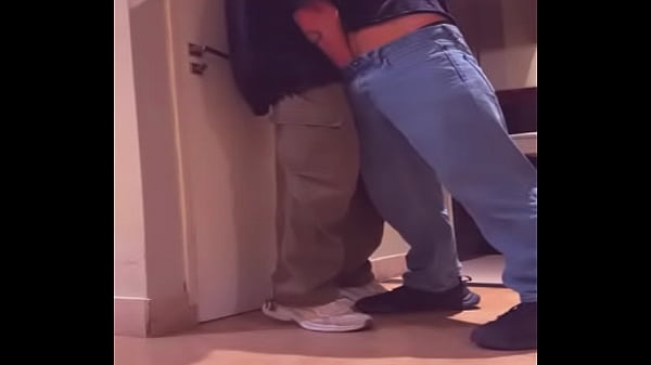 Follamos a escondidas en una fiesta el hetero y...