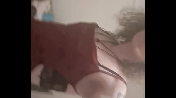 Csini femboy mutatja a teste csábító vonalait