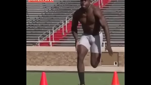 Negão correndo de pau duro