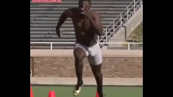 Download Video - Neg&atilde;o correndo de pau duro