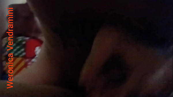 Paulo dotado dando uma mamada na pica da boneca