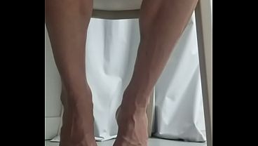私の足をしゃぶって、ベイビー。でも教えて、しゃぶってくれる？イエスかノーか？