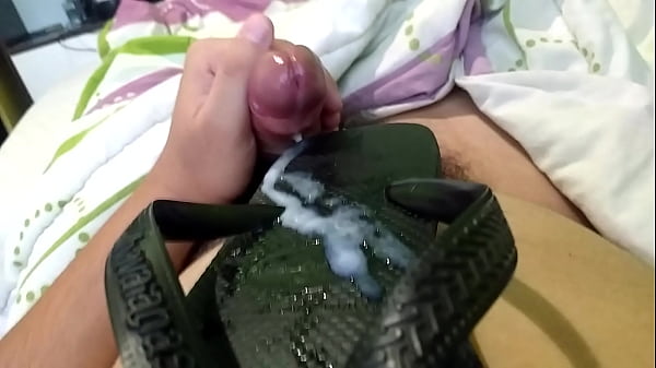 Gozando no chinelo Havaianas do meu amigo e dep...