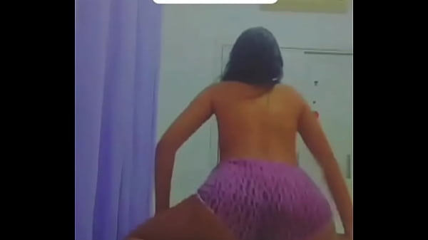 Rebolando na cama sem sutiã