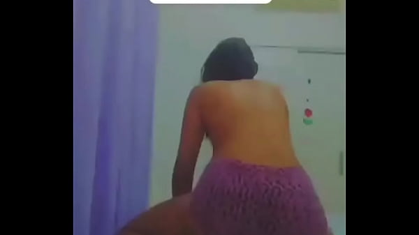 Rebolando na cama sem suti&atilde;