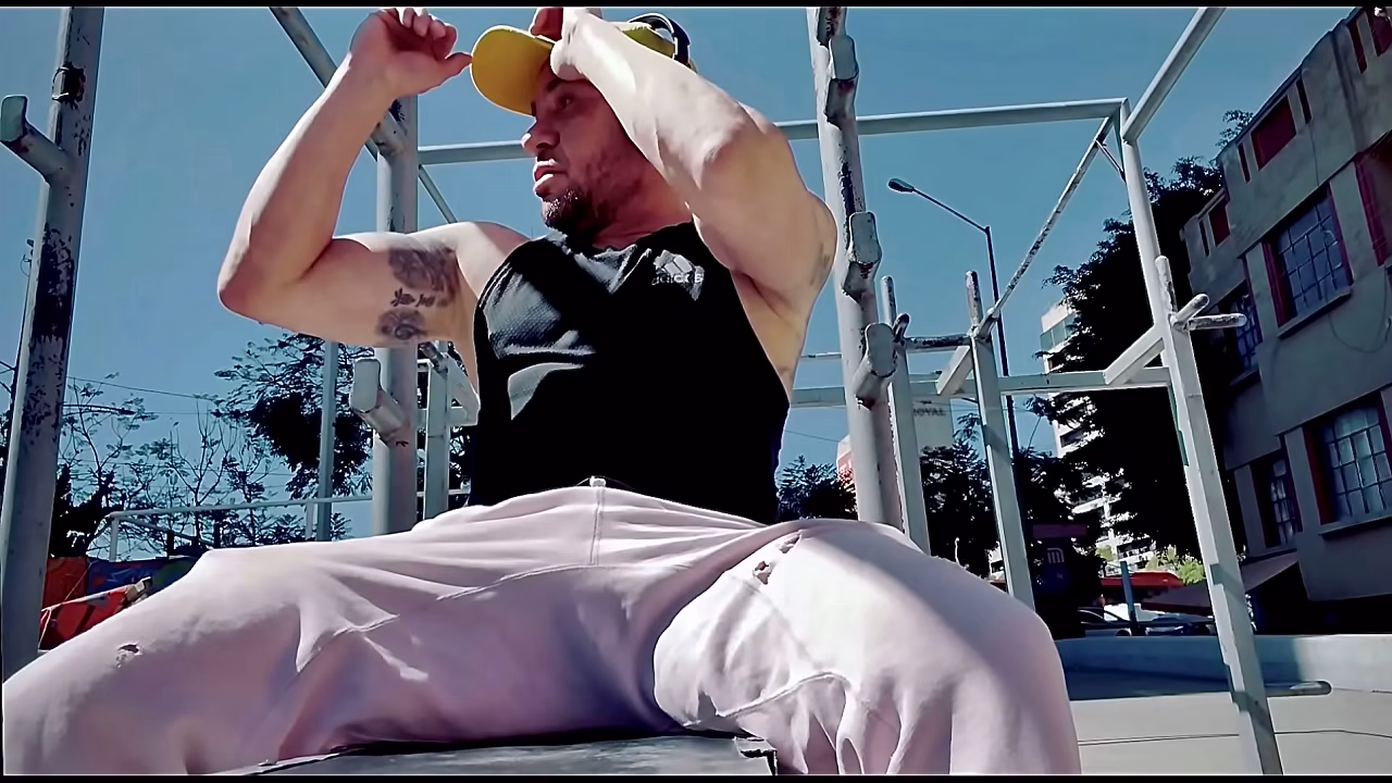 Chacal haciendo porno gay como puta marica sumisa con jaula de castidad en su peque&ntilde_o pene