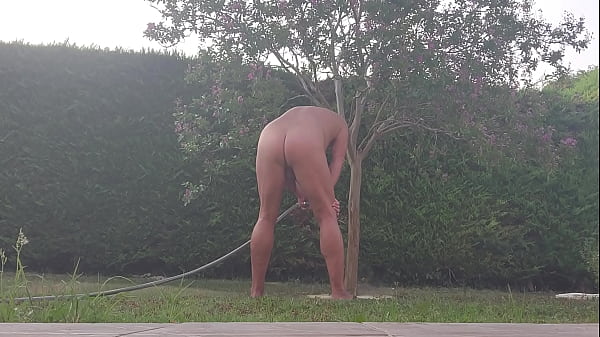 J'arrose nu dans le jardin