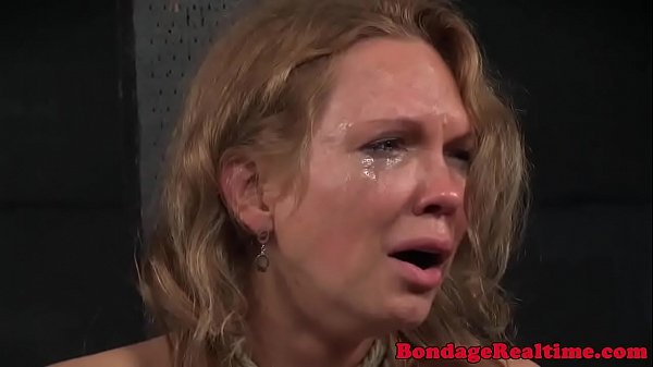 Bdsm Bigtitted Sous Avec Des Cicatrices Se Met En Conserve