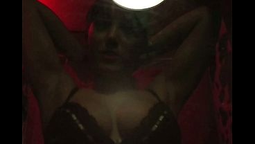 A very daring young man enters a peep show and becomes infatuated with one of the dancers.