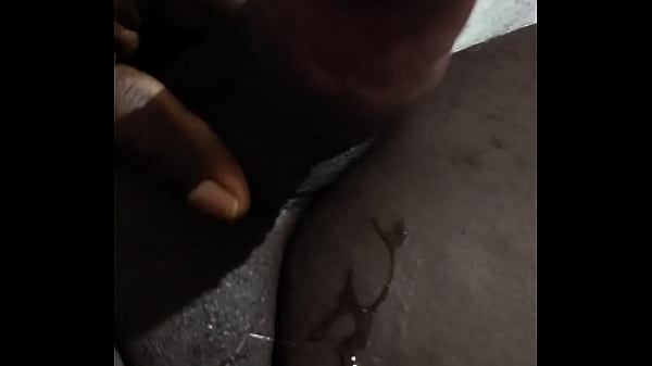 Negão com o cacete bem duro gozando gostoso