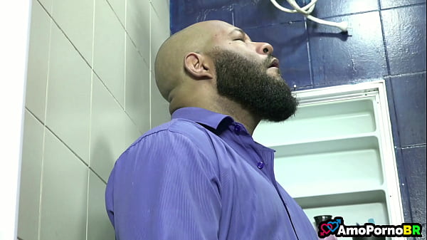 Me transformei em outro homem para minha Enteada