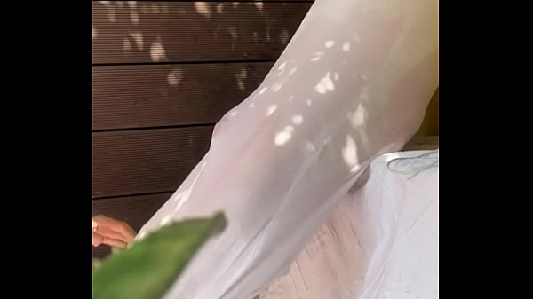 少年は友達の白いTシャツに水をかけて、滑らかなお尻と大きく切ったチンポを露出させて楽しんでいる