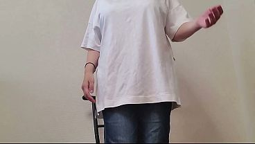 椅子の上でディルドオナニーで感じる人妻