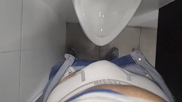 YURI GAÚCHO - Cumming in the bathroom at the mall