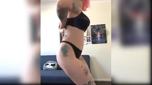 Arachnie takes off her bra and moves her ass