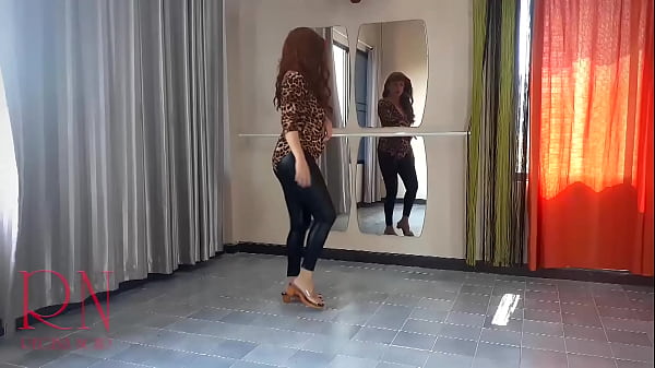 Flamenco Hot Spanish dance. Regina Noir dances in a ballet class. Guitar music 2
