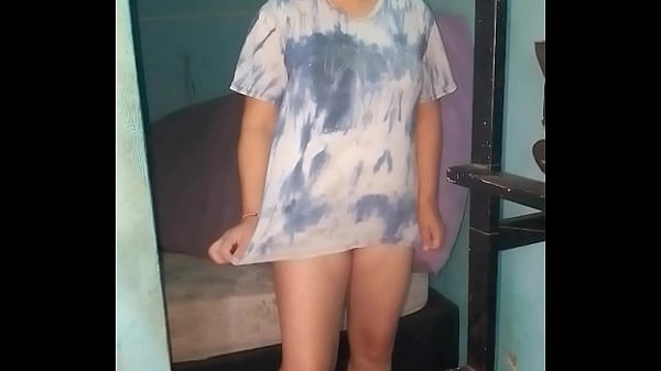 Nos modela mi remera con una vueltita