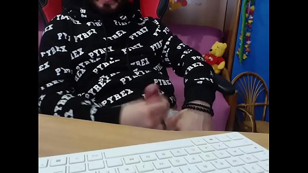 Str8 Italian Max Se Branle Pour Les Filles Et Jouit Sur Le Bureau