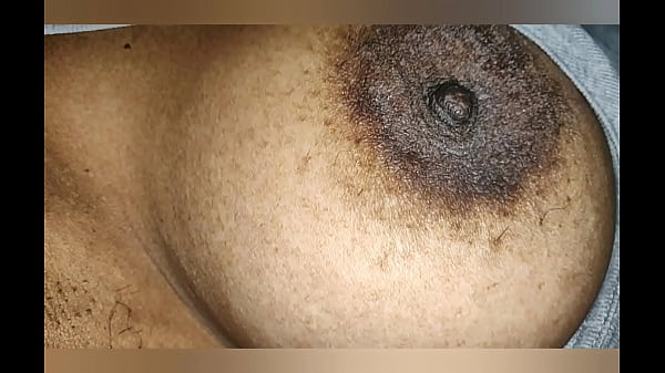 Südindische MILF zeigt ihre prallen Nippel und Naturbrüste