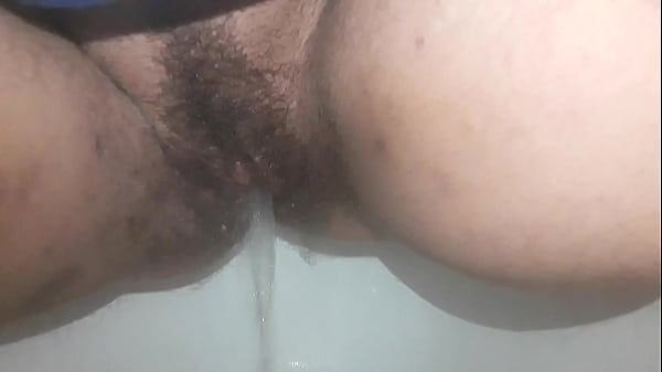 Sarettahard pissing in the bidet