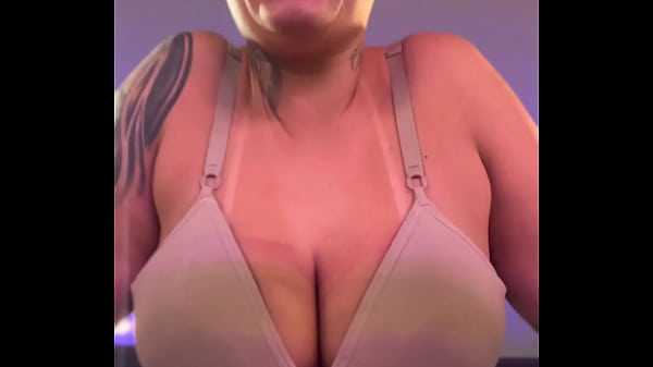 Download Video - Eu na academia com top parecendo suti&atilde; fiquei com tes&atilde;o vendo os macho olhando meu peitinhos suado &excl; Cheguei em casa e me masturbei gostoso pensando na aquilo &period;