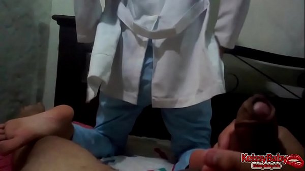 Download Video - Doctora me lo chupa en los dormitorios del hospital&comma; le acabo en su boquita