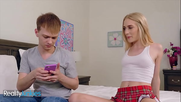 Download Video - Hot Teen &lpar;Emma Starletto&rpar; Get Fucked By Friend To Have New Pictures For Her Followers - MileHigh