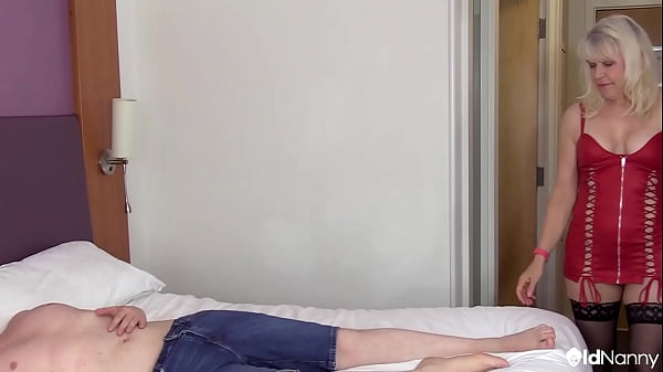 Curvy British Blonde Mature Gives Intense Blowjob - AGEDLOVE