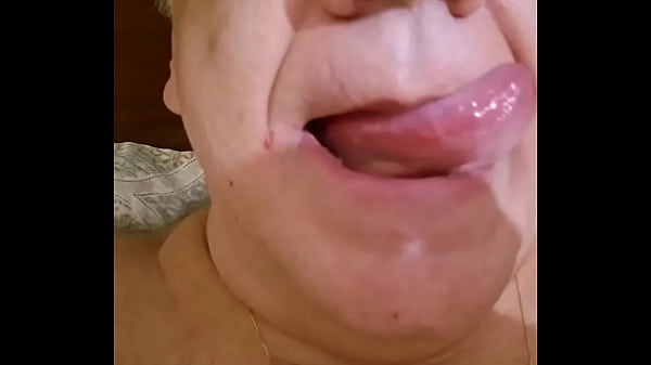 Com vontade de lamber a cabeça da sua rola