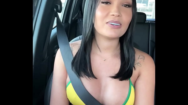 Download Video - Japonesa Gostosa selecionou um f&atilde; sortudo de Cabo Frio pra uma carona bem quente a Safada n&atilde;o resistiu e acabou em cima da rola do f&atilde; safado - carona da japinha - Lina Nakamura