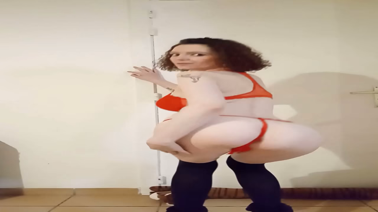 Strip-tease fellation avec gode