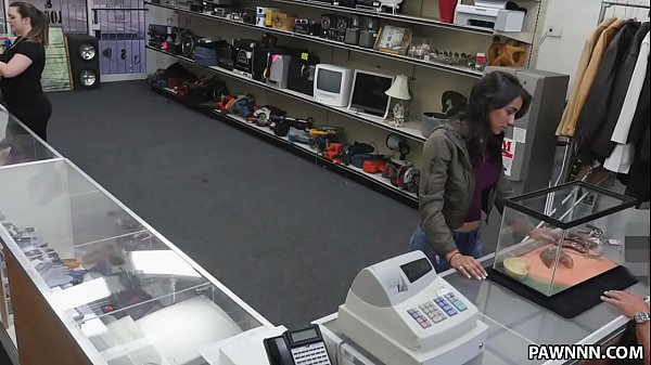 Latina babe tries to sell her BF's lizard - XXX Pawn