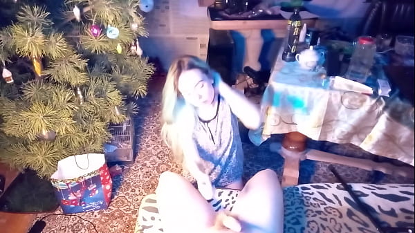 STEPSISTER SUCKS UNDER THE CHRISTMAS TREE