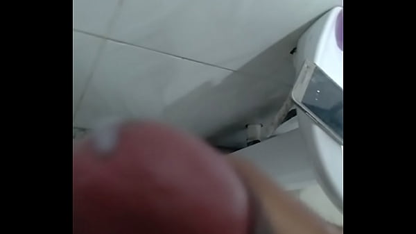 Punhetinha rápida no banheiro