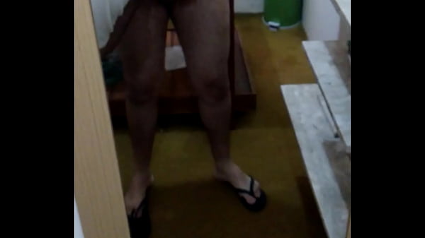 Depilador nao aguentou ver o paus&atilde;o e me chupou