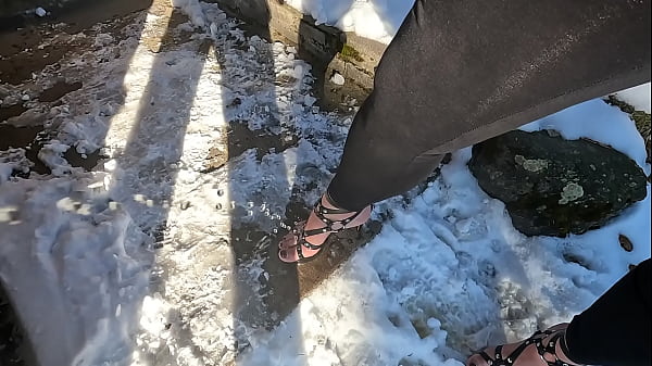 PISS BLOW Pissing on desperate Hotelmanager’s strappy heels