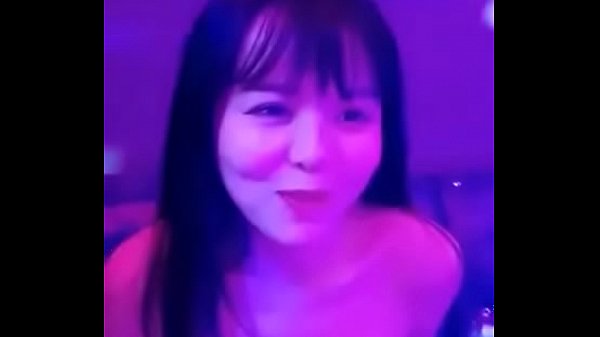 大波美眉撕破絲襪和粉絲在KTV嗨