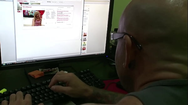 Ally Kay Gets Her Pussy Fucked Live In A Chat Room