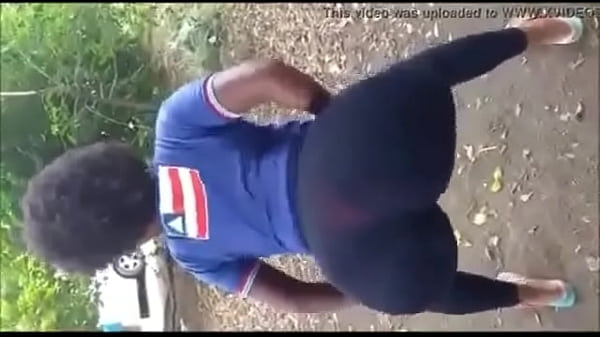 Negra gostosa sentando forte