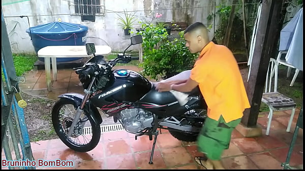 Download Video - Meu namorado comprou uma moto nova e acabamos fazendo sexo em cima dela