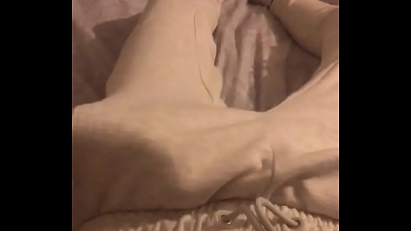 Geiler Schuppiger Junge Neckt Schwanz In Jogginghose