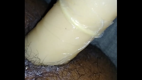 吞下屁股，里面有 22 厘米假阳具