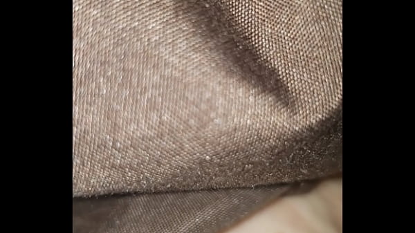 Ella acostada y yo tocando sus pies