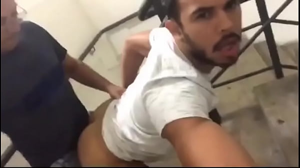 Coroa leitando meu cu na escada de emergencia d...
