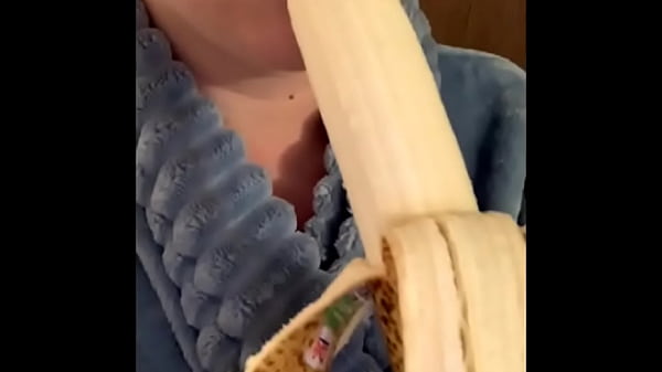 Download Video - Bonne coquine chaud suce une banane comme une pute