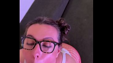 Kngslyx gives nerdy milf a Facial