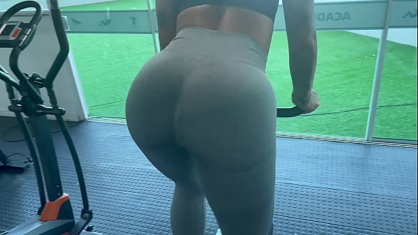 SHE SEDUCED THE GUY AND CALLED HIM TO EAT HER PUSSY IN THE APARTMENT